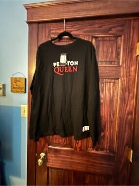 Peloton Black Long-Sleeve 'Queen' Graphic Tee